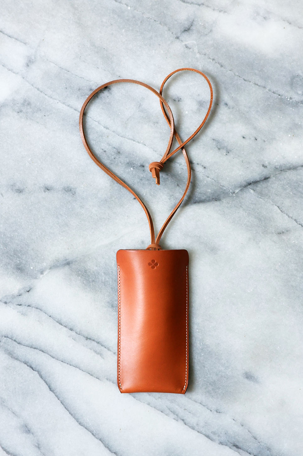 Bezel case with shoulder strap in fawn leather DEL'EP