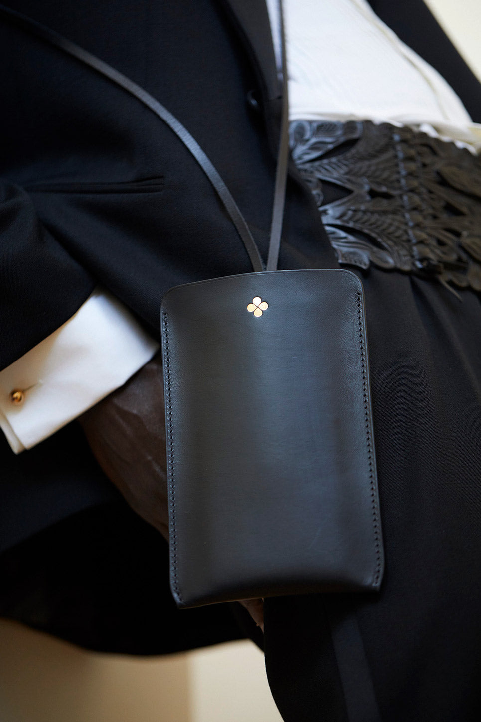 idée cadeau luxe étui téléphone cuir noir