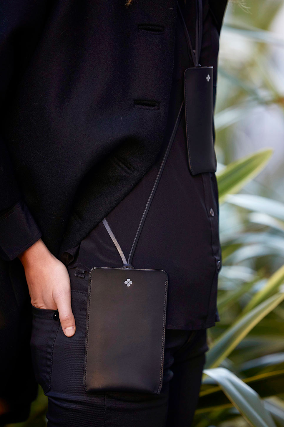 Pochette téléphone bandoulière noire & argent | Édition spéciale