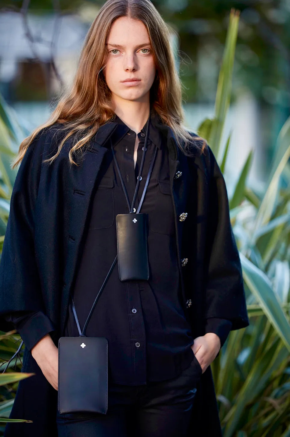 Pochette téléphone bandoulière noire & argent | Édition spéciale